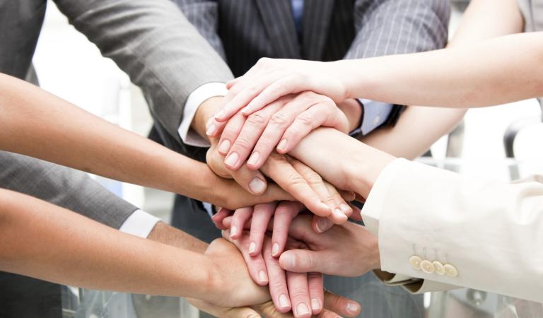 Close-up de parceiros multiétnicos com as mãos juntas