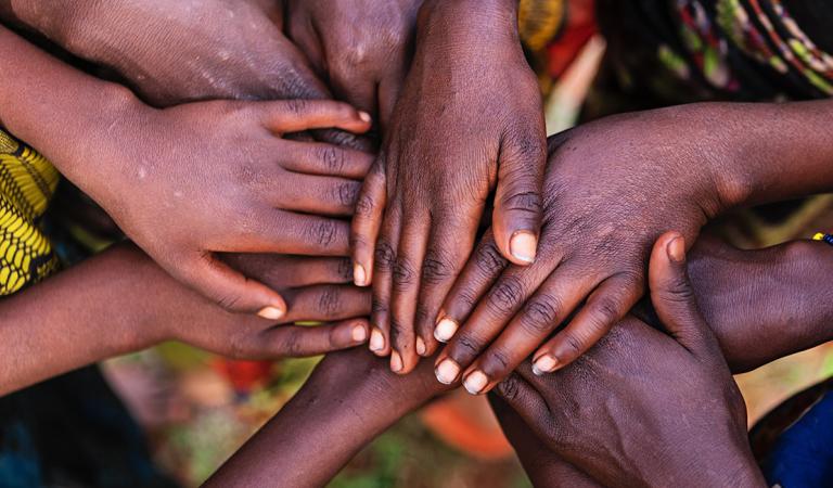 Le mani dei bambini in uno dei villaggi africani, Etiopia, Africa orientale