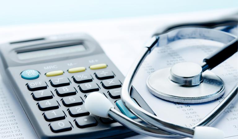 Simbolo di stetoscopio e calcolatrice per costi sanitari o assicurazione medica