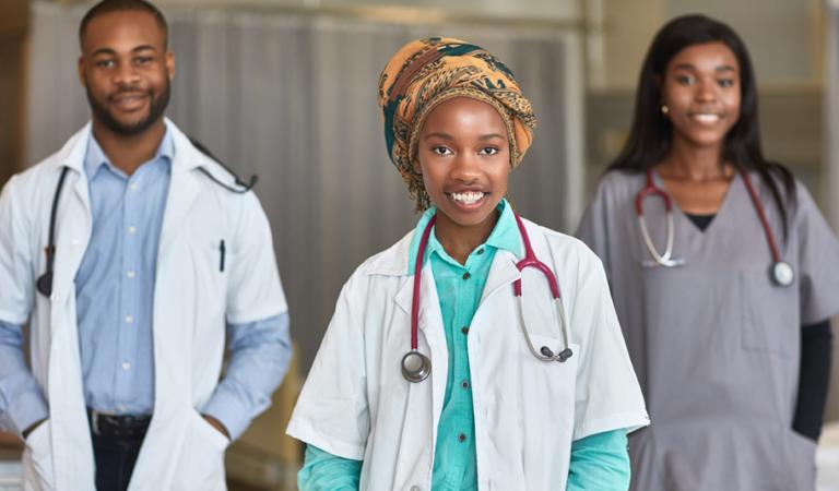 Портрет улыбающихся студентов-медиков в больнице