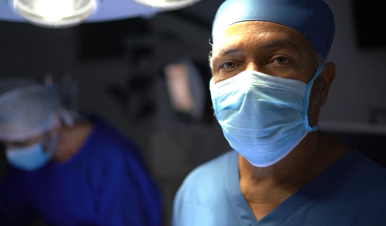Ritratto di un operatore sanitario di sesso maschile in sala operatoria in ospedale