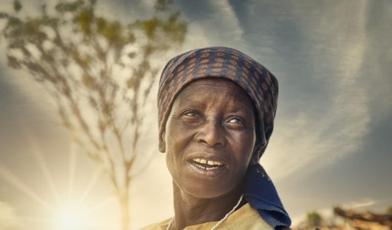 Ritratto di una vecchia donna africana al tramonto
